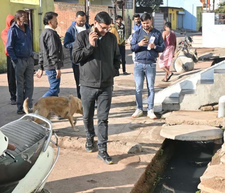 आयुक्त के निरीक्षण के दौरान नाली में कचरा डालते पाया, पहले साफ कराया उसके बाद फाइन लगा आयुक्त के निरीक्षण के दौरान नाली में कचरा डालते पाया, पहले साफ कराया उसके बाद फाइन लगा