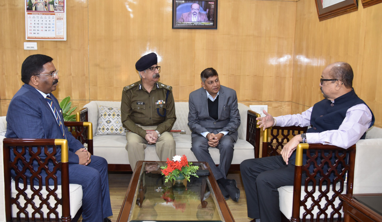 राज्यपाल श्री डेका को मुख्य सचिव एवं वरिष्ठ अधिकारियों ने दी नए वर्ष की शुभकामनाएं राज्यपाल श्री डेका को मुख्य सचिव एवं वरिष्ठ अधिकारियों ने दी नए वर्ष की शुभकामनाएं