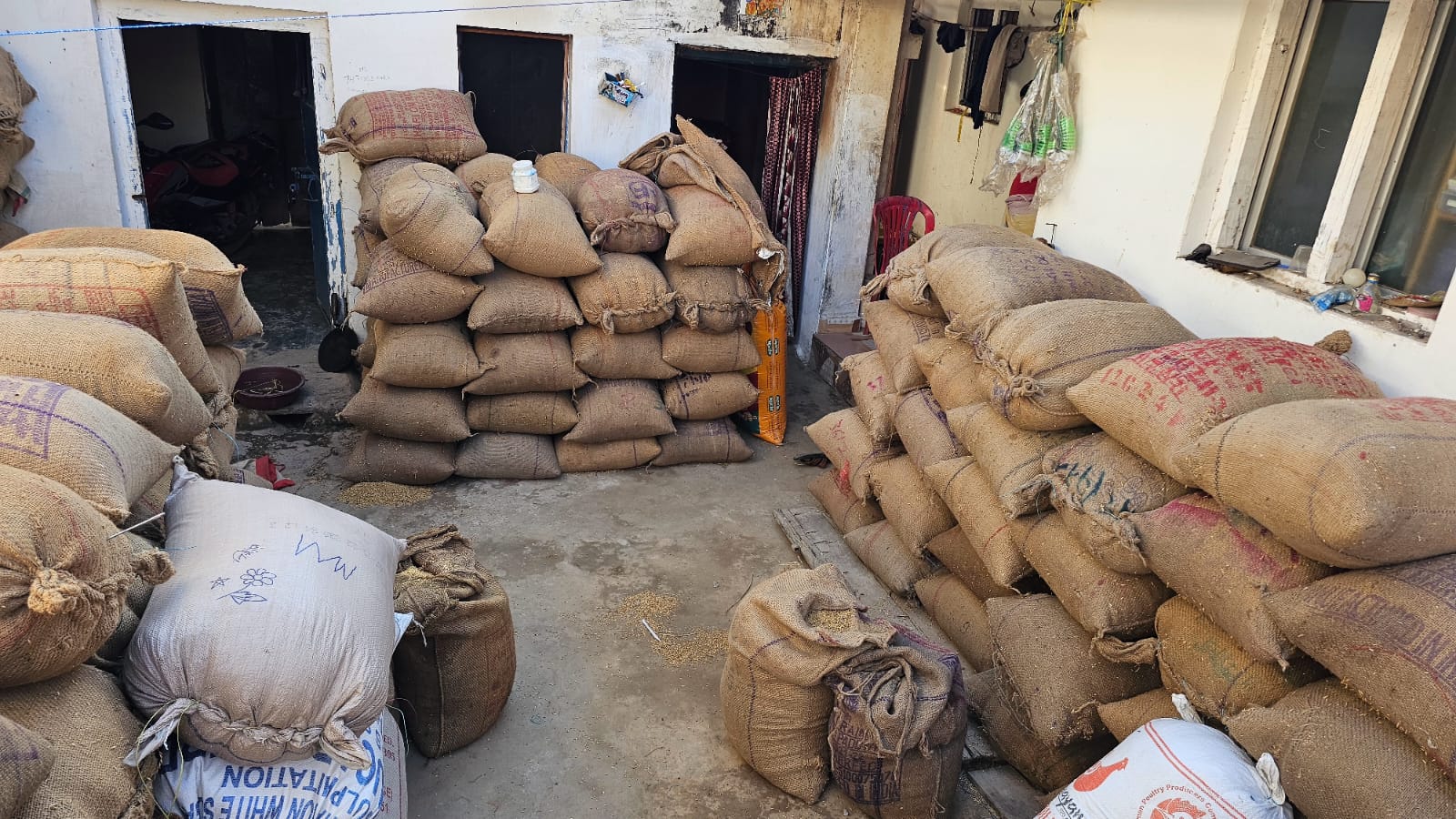 फिर कार्रवाई, 94 क्विंटल अवैध रूप से भंडारित धान जब्त फिर कार्रवाई, 94 क्विंटल अवैध रूप से भंडारित धान जब्त