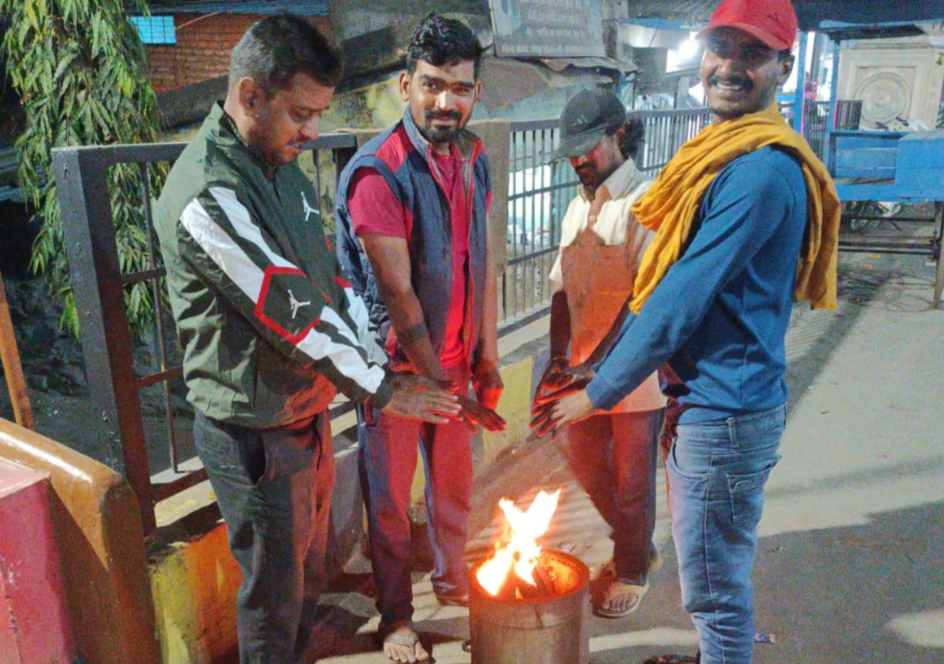 रायपुर निगम ने की जगह-जगह अलाव की व्यवस्था रायपुर निगम ने की जगह-जगह अलाव की व्यवस्था