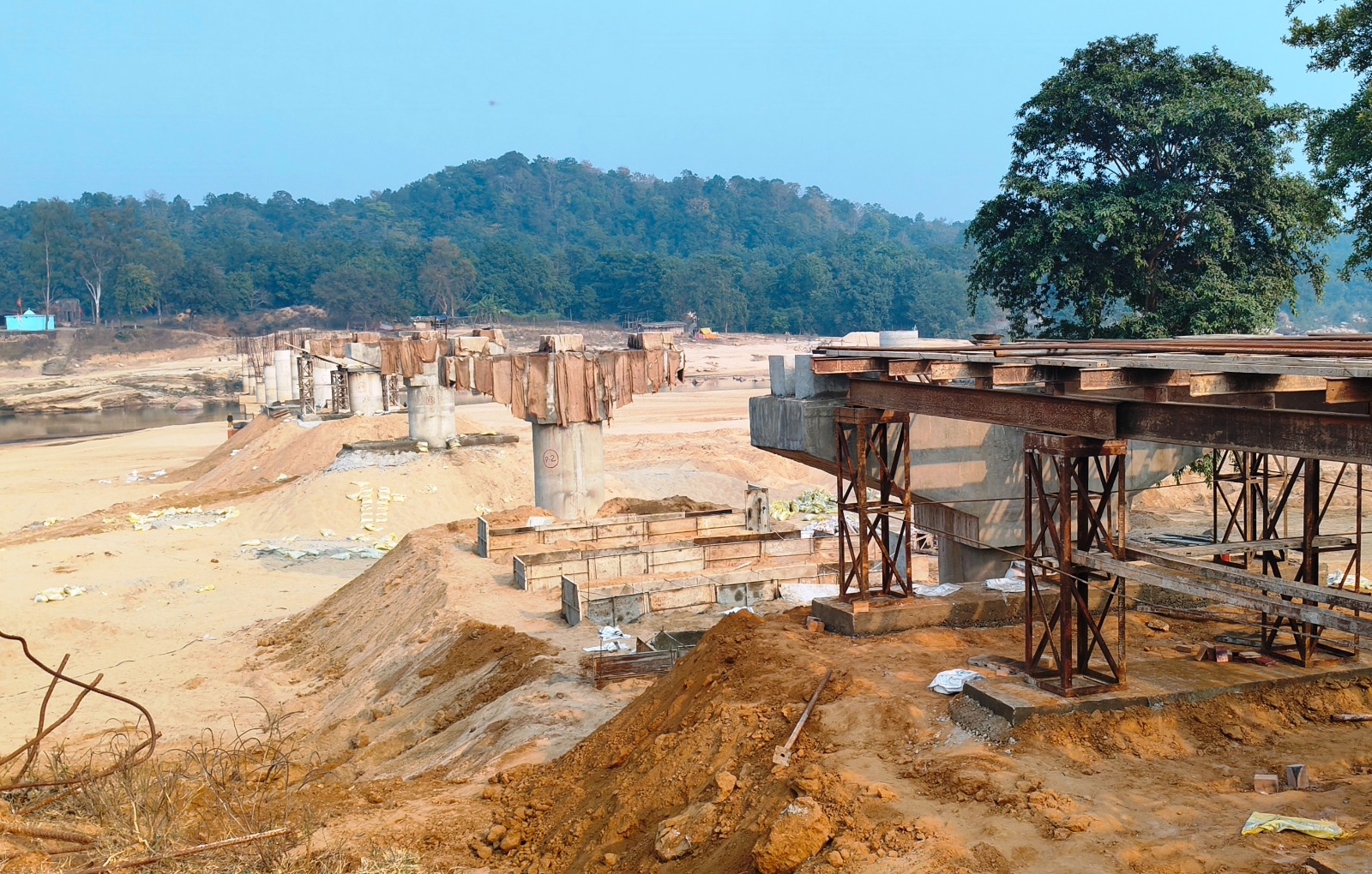 सनावल को झारखंड से जोड़ने कन्हर नदी पर तेजी से चल रहा पुल का काम सनावल को झारखंड से जोड़ने कन्हर नदी पर तेजी से चल रहा पुल का काम