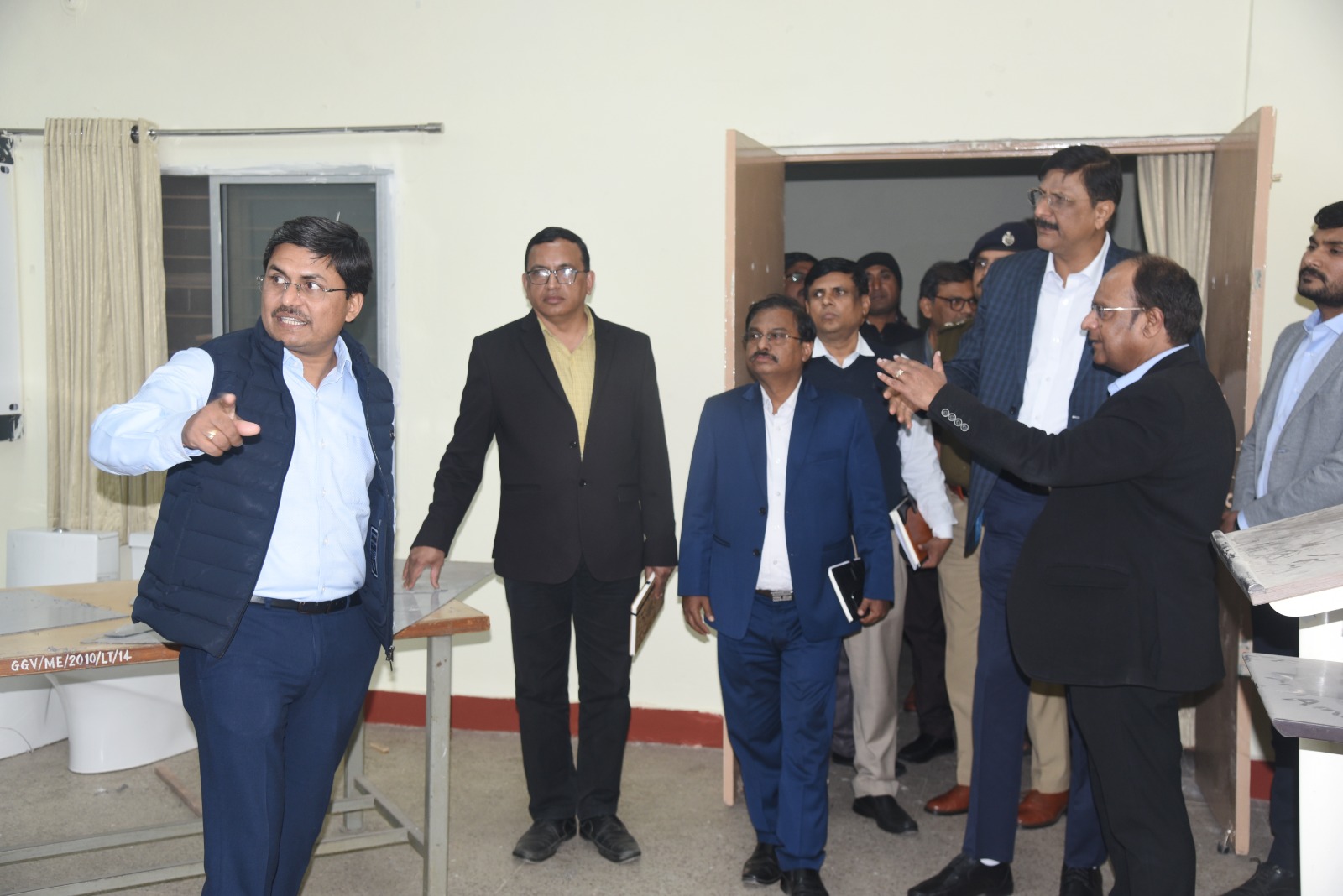 उप राष्ट्रपति के आगमन को लेकर जोर-शोर से चल रही तैयारी उप राष्ट्रपति के आगमन को लेकर जोर-शोर से चल रही तैयारी