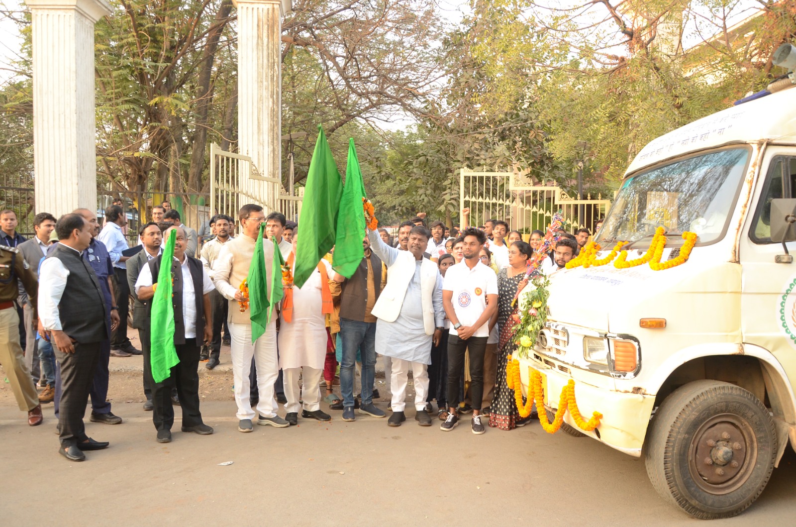 प्रभारी मंत्री केदार कश्यप ने एक युद्ध-नशे के विरूद्ध वैन को हरी झंडी दिखाकर किया रवाना प्रभारी मंत्री केदार कश्यप ने एक युद्ध-नशे के विरूद्ध वैन को हरी झंडी दिखाकर किया रवाना