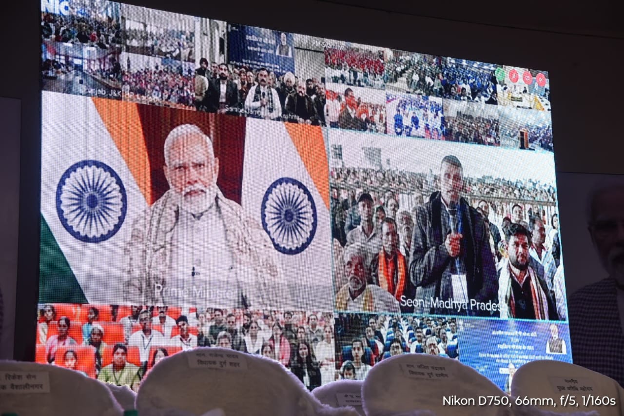 प्रधानमंत्री नरेन्द्र मोदी ने वर्चुअल माध्यम से हितग्राहियों को संपत्ति कार्ड का किया वितरण प्रधानमंत्री नरेन्द्र मोदी ने वर्चुअल माध्यम से हितग्राहियों को संपत्ति कार्ड का किया वितरण