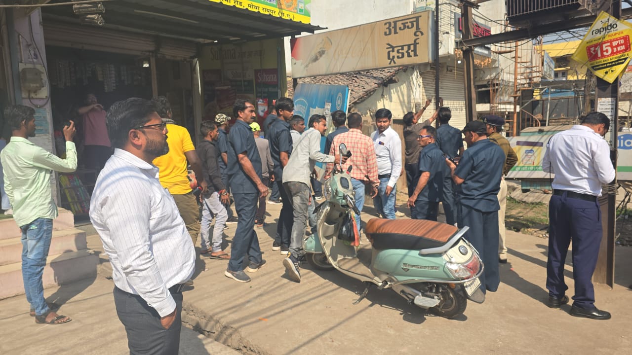 टीम प्रहरी ने मोवा ओवरब्रिज से दुबे कॉलोनी मुख्य मार्ग को अतिक्रमण मुक्त किया टीम प्रहरी ने मोवा ओवरब्रिज से दुबे कॉलोनी मुख्य मार्ग को अतिक्रमण मुक्त किया