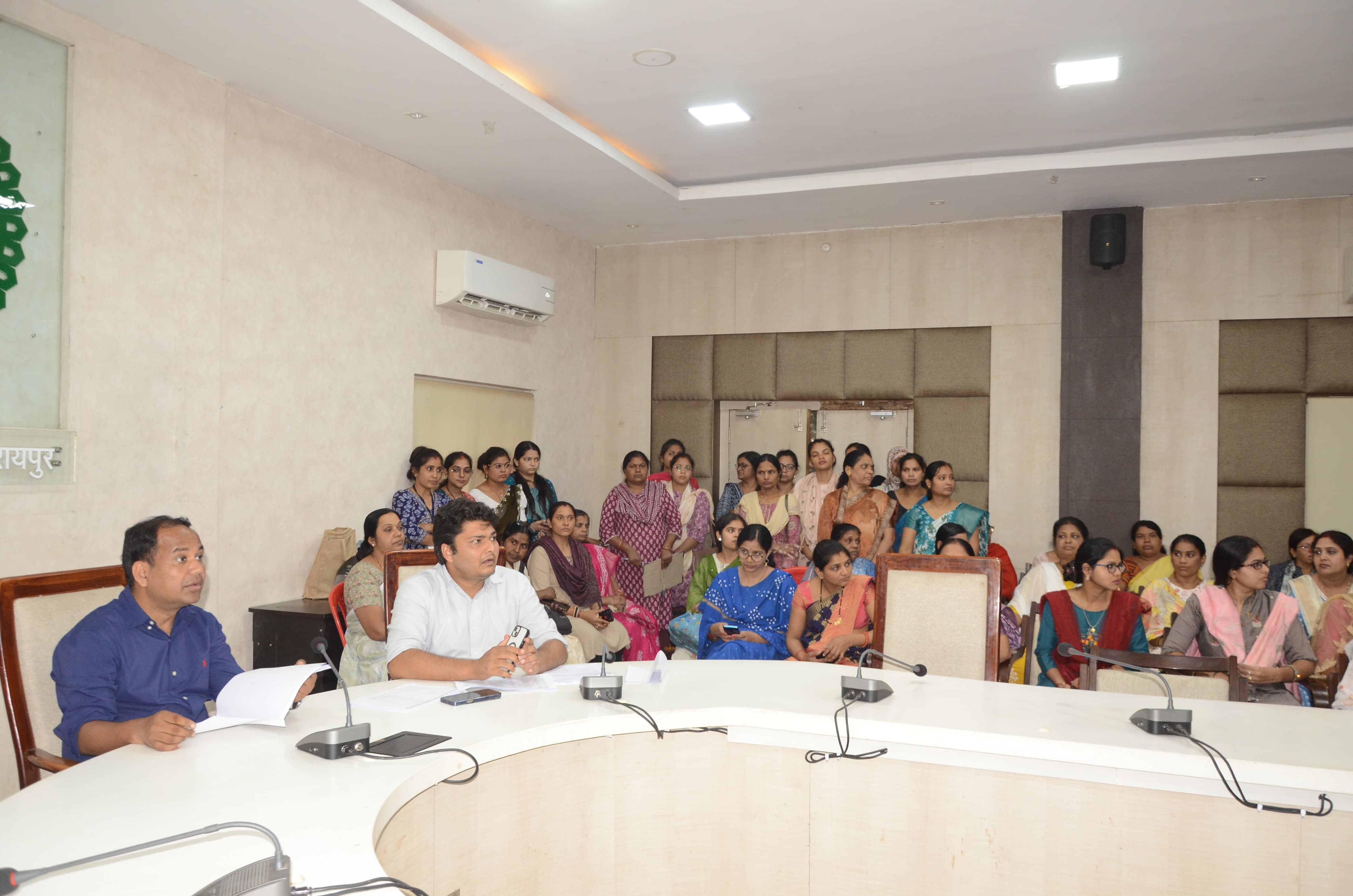 कलेक्टर ने लगाई सप्ताहिक चौपाल, कहा 98 प्रतिशत कर्मचारियों की उपस्थिति नियमित कलेक्टर ने लगाई सप्ताहिक चौपाल, कहा 98 प्रतिशत कर्मचारियों की उपस्थिति नियमित