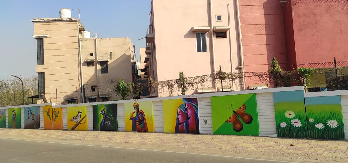 तालपुरी की चहारदीवारी की रौनक खूबसूरत चित्रकारी से फिर लौटी तालपुरी की चहारदीवारी की रौनक खूबसूरत चित्रकारी से फिर लौटी