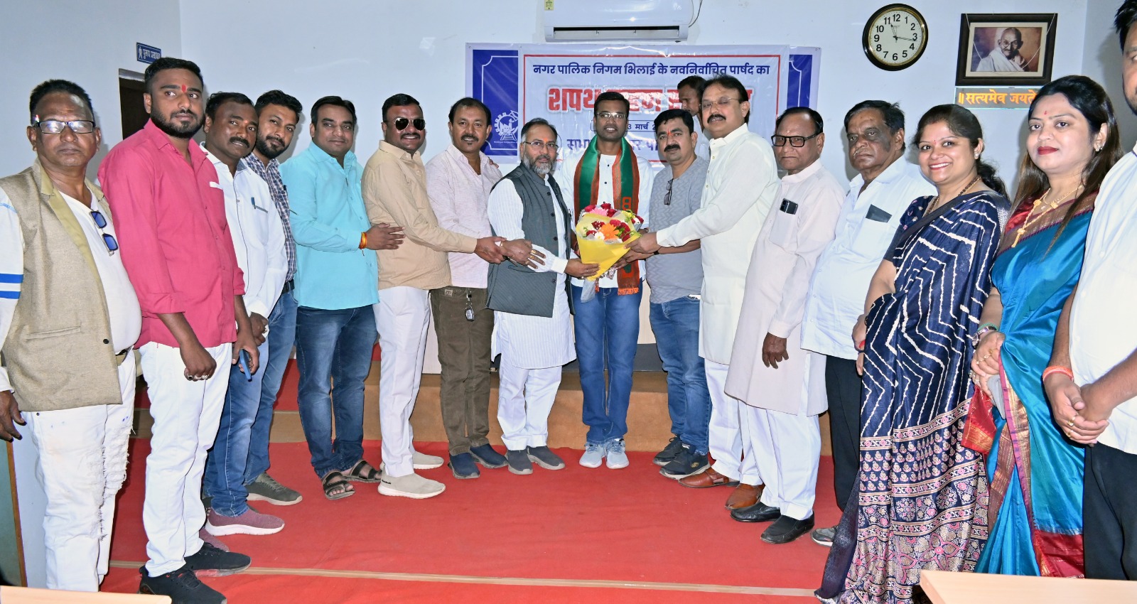 जिला कलेक्टर द्वारा उपचुनाव में नवनिर्वाचित पार्षद को शपथ दिलाई गई। जिला कलेक्टर द्वारा उपचुनाव में नवनिर्वाचित पार्षद को शपथ दिलाई गई।