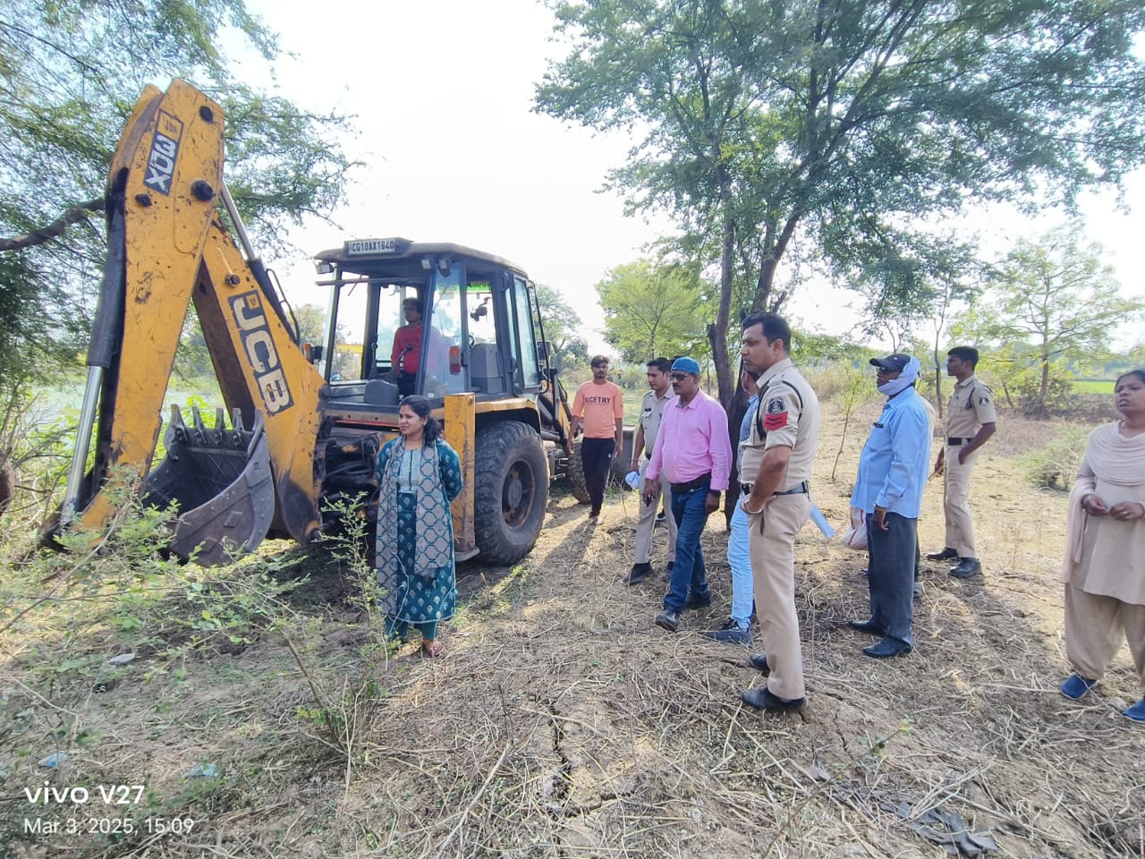 अवैध शराब के खिलाफ चला बुलडोजर, फैक्टरी जमींदोज अवैध शराब के खिलाफ चला बुलडोजर, फैक्टरी जमींदोज