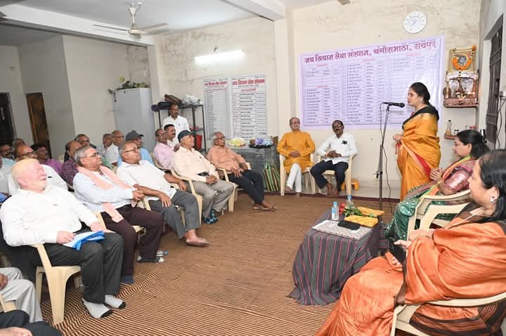 महापौर मीनल चौबे ने वरिष्ठजनों का आशीर्वाद प्राप्त किया महापौर मीनल चौबे ने वरिष्ठजनों का आशीर्वाद प्राप्त किया