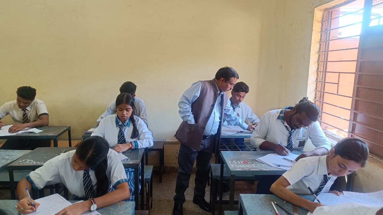 संभागायुक्त ने 12 वीं बोर्ड परीक्षा और अफसरों की विभागीय परीक्षा का किया निरीक्षण संभागायुक्त ने 12 वीं बोर्ड परीक्षा और अफसरों की विभागीय परीक्षा का किया निरीक्षण