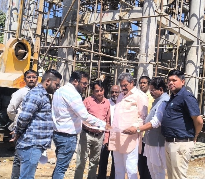संडे मार्केट के सामने सुपेला में निर्माणाधीन पानी टंकी का निरीक्षण करने पहुंचे महापौर संडे मार्केट के सामने सुपेला में निर्माणाधीन पानी टंकी का निरीक्षण करने पहुंचे महापौर