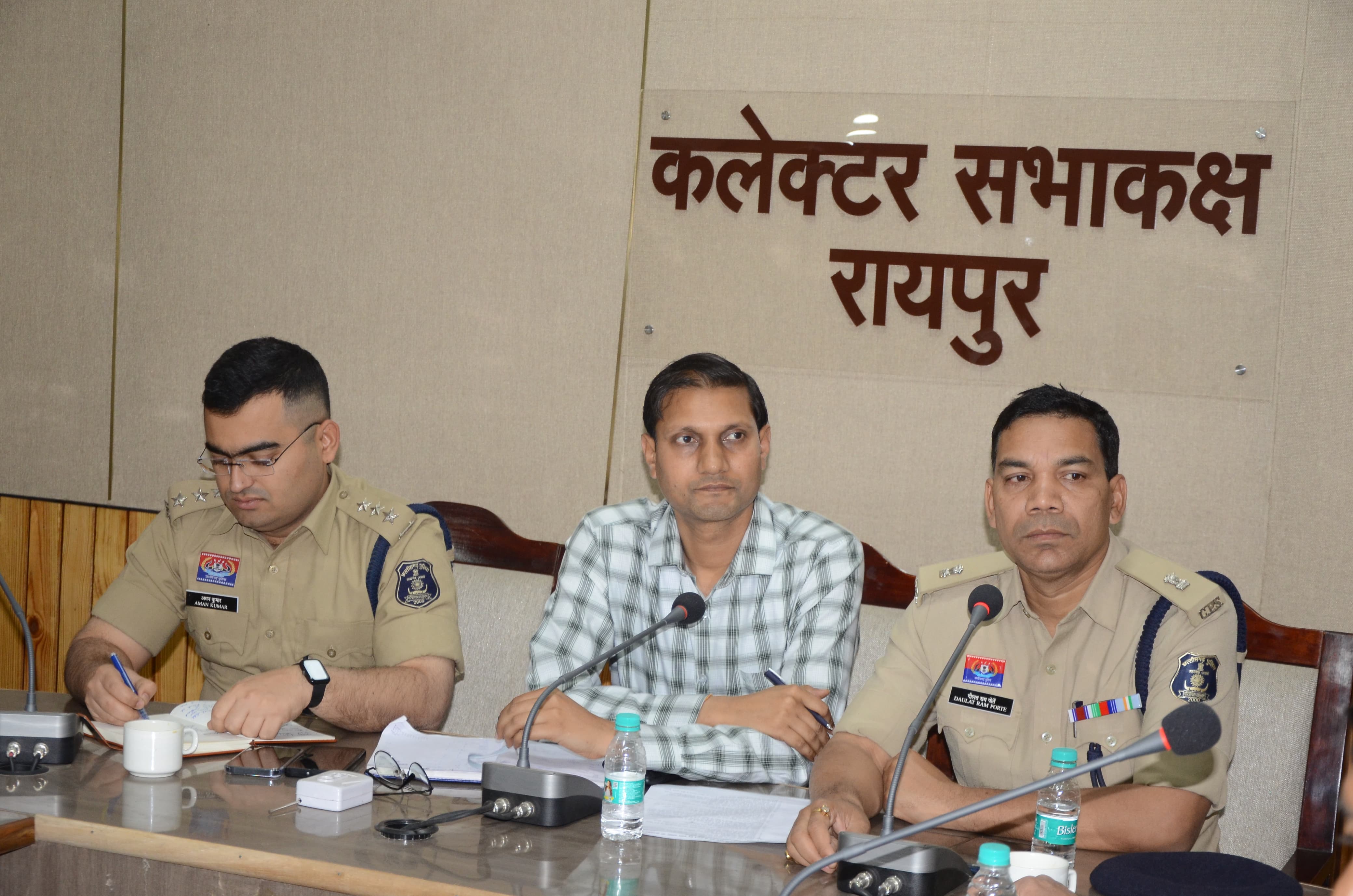 जिला प्रशासन और पुलिस प्रशासन ने ली शांति समिति की बैठक जिला प्रशासन और पुलिस प्रशासन ने ली शांति समिति की बैठक