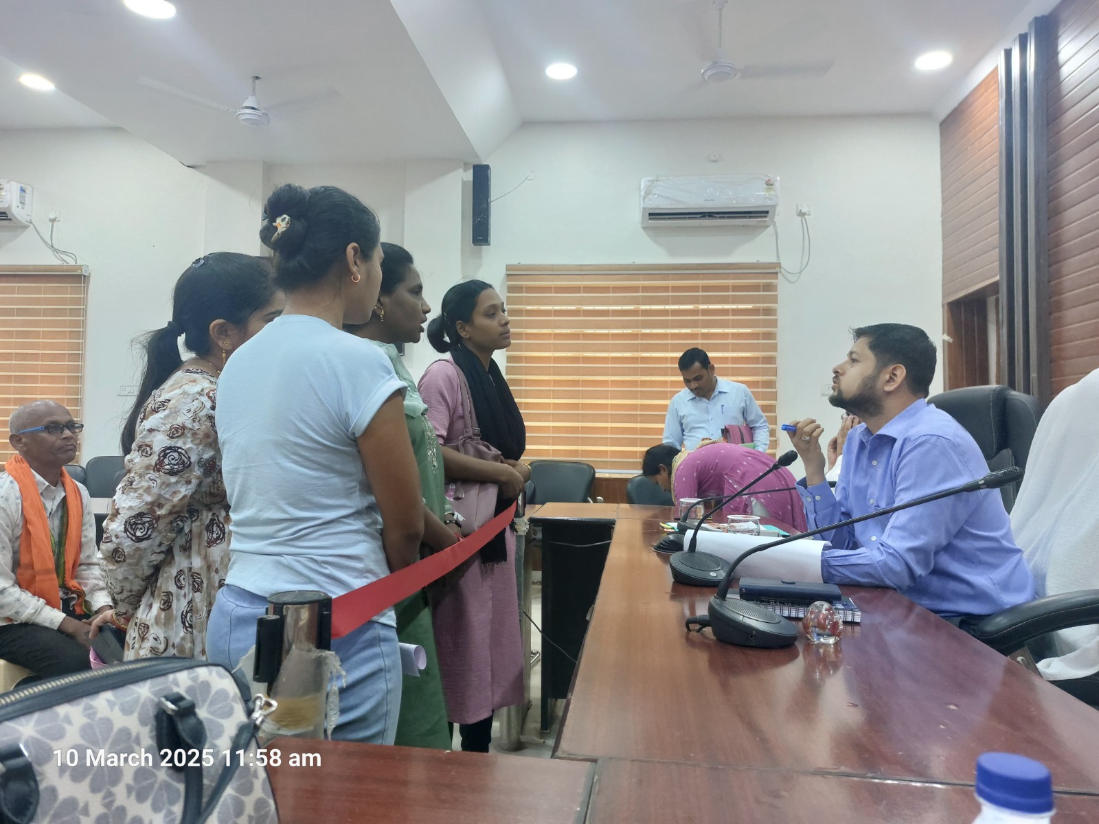 लो टेंशन लाइन हटाने में देरी, आवेदक ने की शिकायत लो टेंशन लाइन हटाने में देरी, आवेदक ने की शिकायत