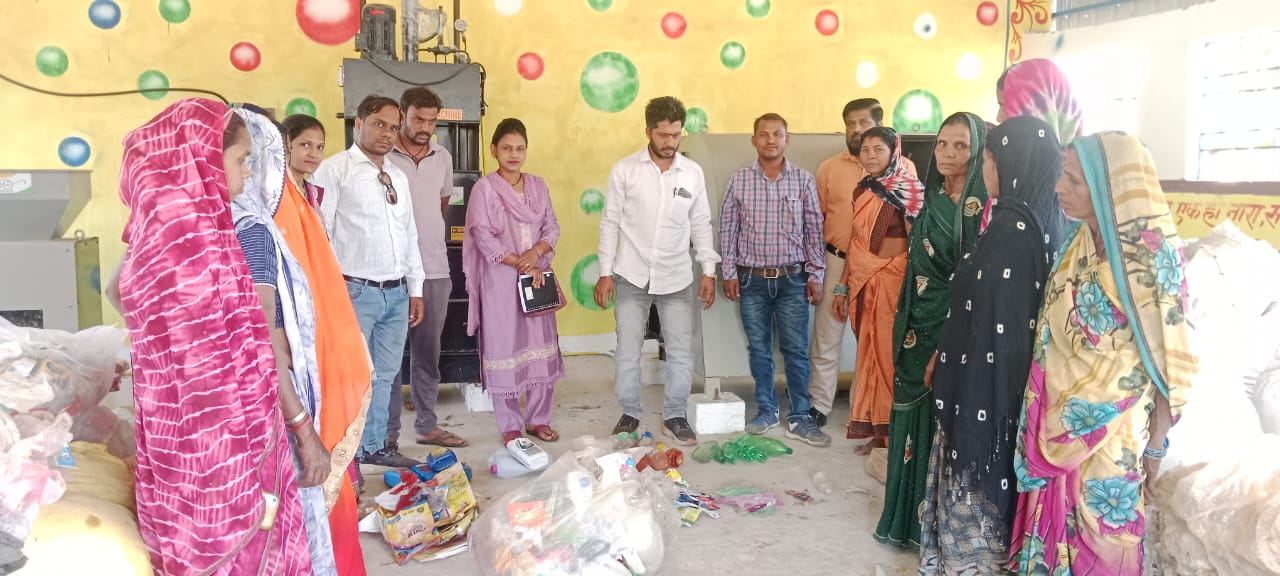 स्वच्छता दीदियों को कचरा प्रबंधन के संबंध में दिया गया प्रशिक्षण स्वच्छता दीदियों को कचरा प्रबंधन के संबंध में दिया गया प्रशिक्षण