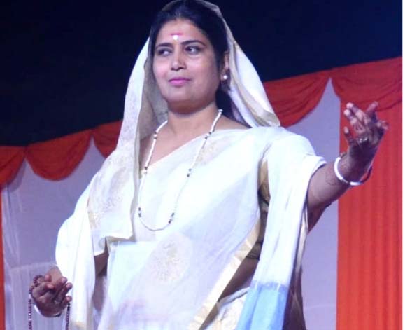 'मां ने नन्हीं अहिल्या को समझाया- तुम पर एक नहीं दो कुल को संवारने की जिम्मेदारी' 'मां ने नन्हीं अहिल्या को समझाया- तुम पर एक नहीं दो कुल को संवारने की जिम्मेदारी'