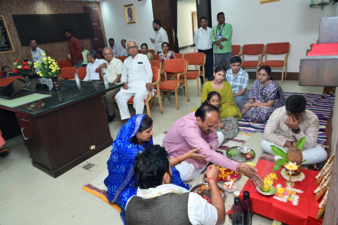 सभापति सूर्यकांत राठौड़ ने निगम मुख्यालय में पूजा-अर्चना की सभापति सूर्यकांत राठौड़ ने निगम मुख्यालय में पूजा-अर्चना की