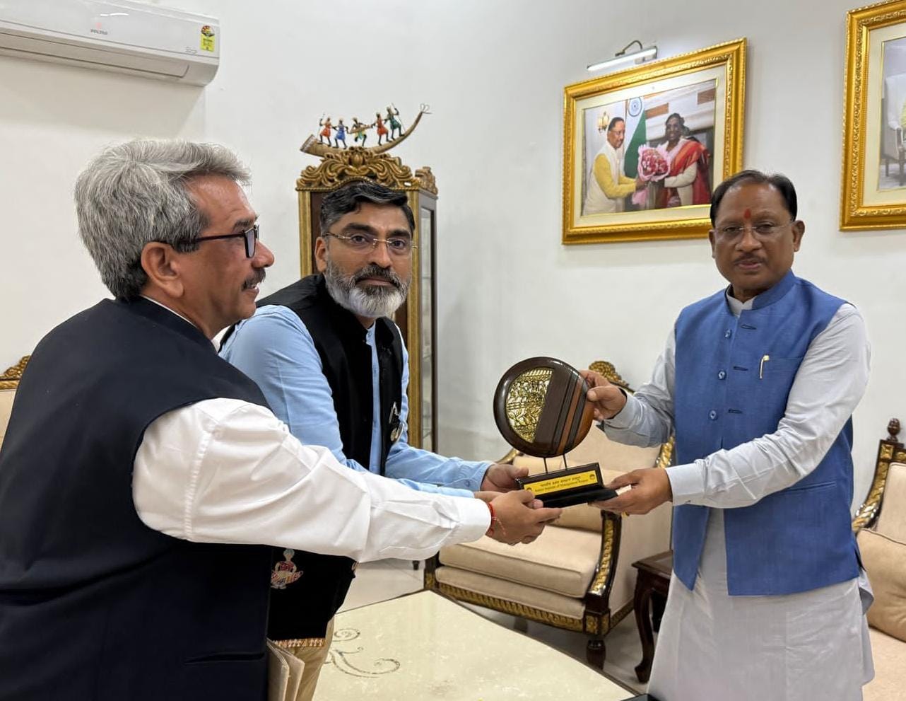 भारतीय प्रबंध संस्थान रायपुर के निदेशक रामकुमार काकानी ने की मुख्यमंत्री से सौजन्य मुलाकात भारतीय प्रबंध संस्थान रायपुर के निदेशक रामकुमार काकानी ने की मुख्यमंत्री से सौजन्य मुलाकात