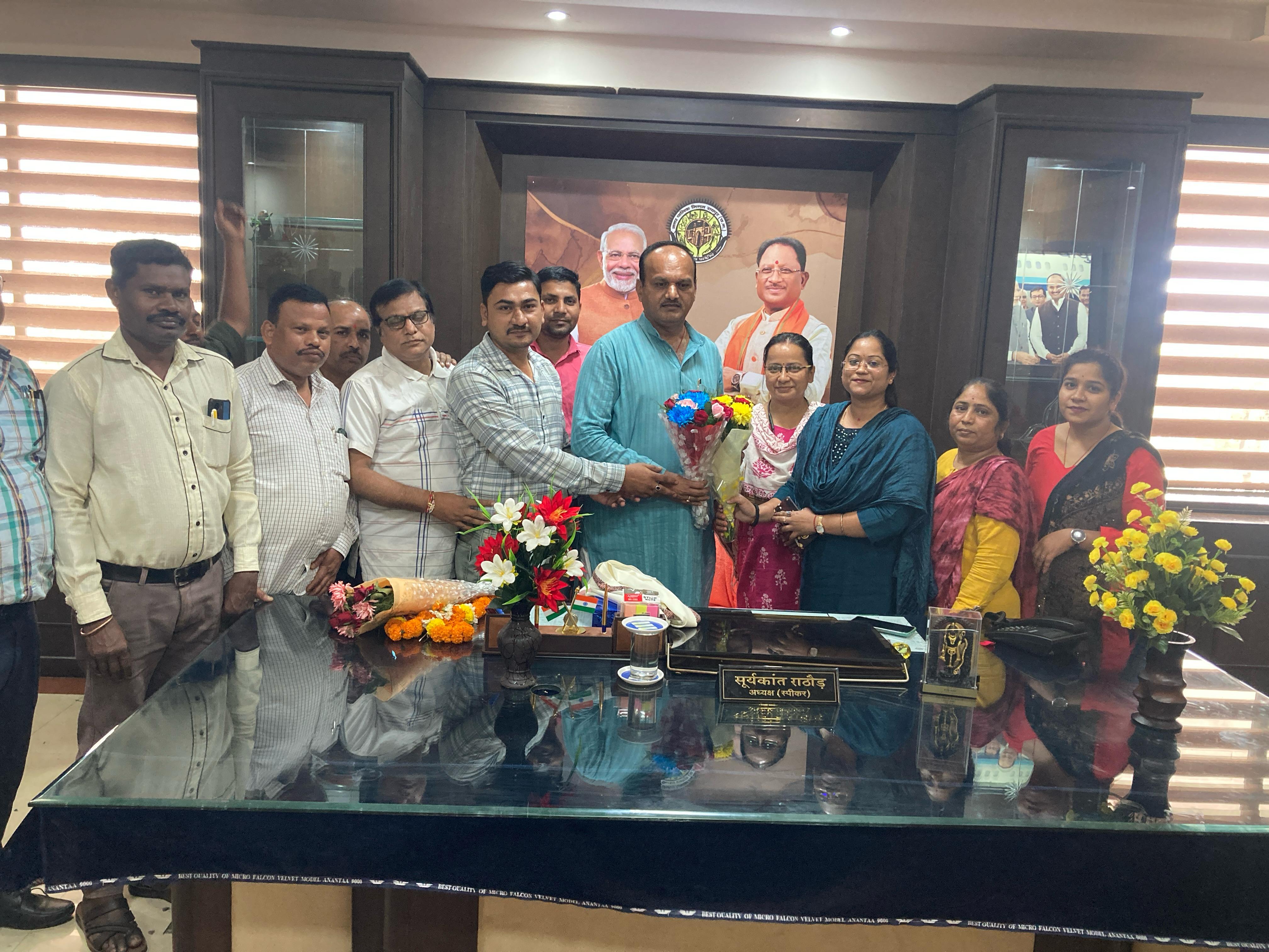 सभापति सूर्यकांत राठौर को प्लेसमेंट कर्मचारी कल्याण संघ के पदाधिकारियों ने दी हार्दिक शुभकामनाएं सभापति सूर्यकांत राठौर को प्लेसमेंट कर्मचारी कल्याण संघ के पदाधिकारियों ने दी हार्दिक शुभकामनाएं