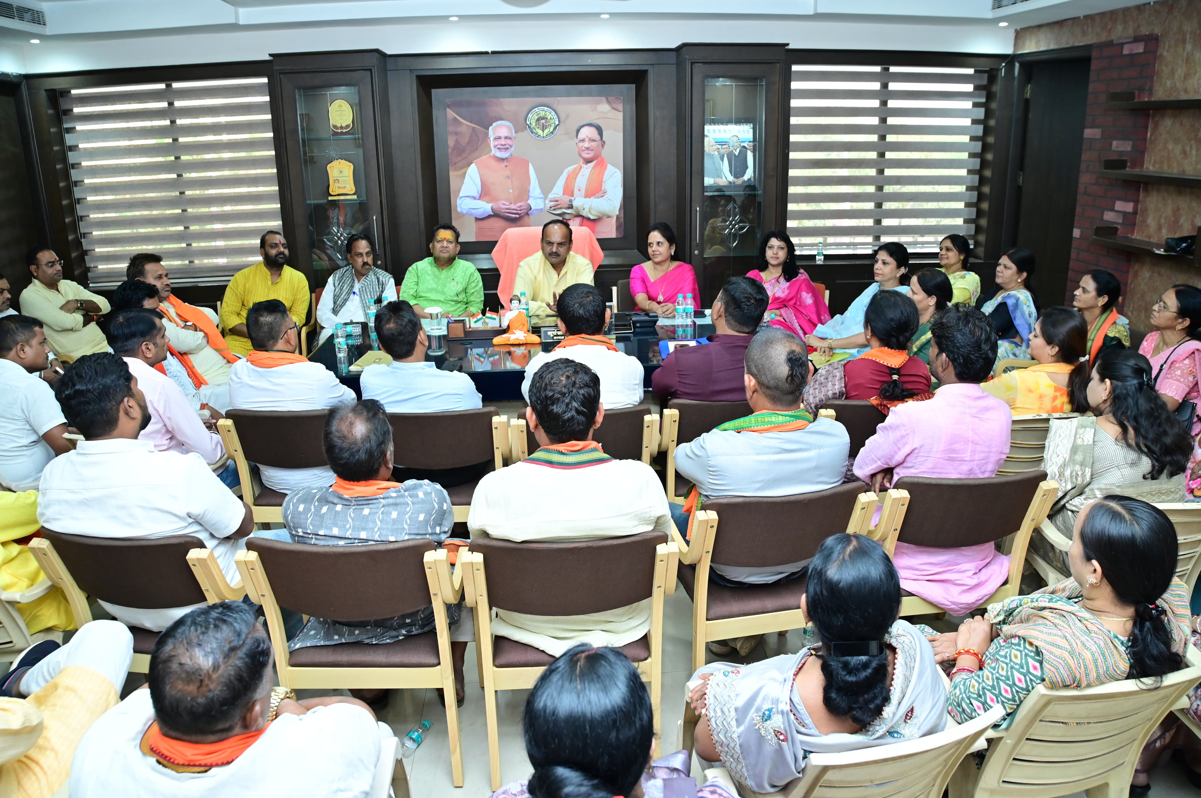 सभापति सूर्यकांत राठौड़ ने निगम सामान्य सम्मिलन बजट पूर्व सत्तापक्ष-विपक्ष से की चर्चा सभापति सूर्यकांत राठौड़ ने निगम सामान्य सम्मिलन बजट पूर्व सत्तापक्ष-विपक्ष से की चर्चा