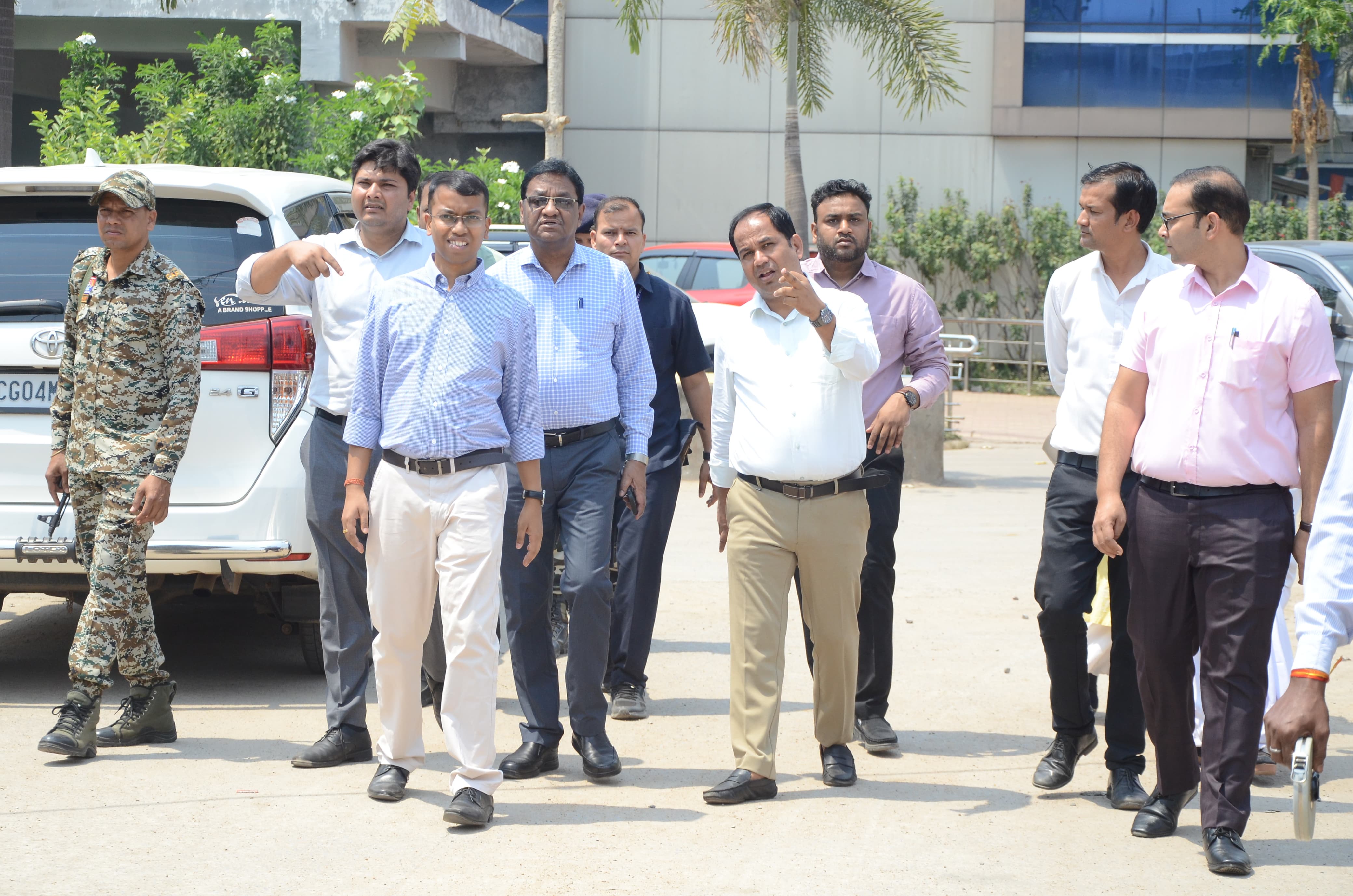 कलेक्टर डॉ. गौरव सिंह ने पंडरी स्थित जिला अस्पताल परिसर का किया निरीक्षण कलेक्टर डॉ. गौरव सिंह ने पंडरी स्थित जिला अस्पताल परिसर का किया निरीक्षण