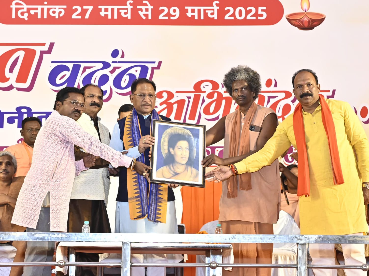 संतों का आशीर्वाद, जनसेवा का संकल्प: मुख्यमंत्री साय की विश्व शांति अखंड ब्रह्मयज्ञ में आस्था भरी उपस्थिति संतों का आशीर्वाद, जनसेवा का संकल्प: मुख्यमंत्री साय की विश्व शांति अखंड ब्रह्मयज्ञ में आस्था भरी उपस्थिति