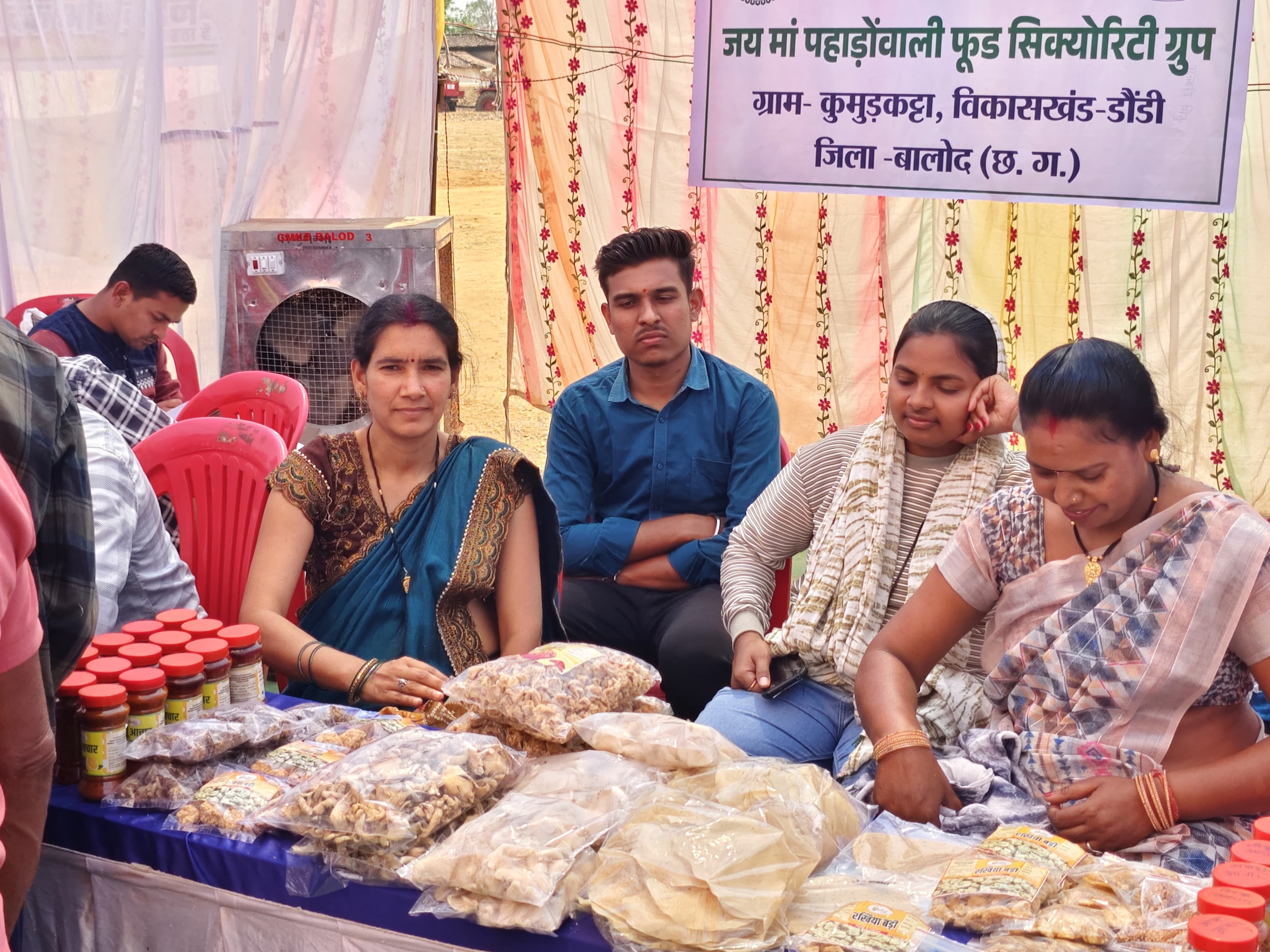 जैविक खेती को बढ़ावा देने मंगलतराई में ऑर्गेनिक मड़ई 2025 का हुआ आयोजन जैविक खेती को बढ़ावा देने मंगलतराई में ऑर्गेनिक मड़ई 2025 का हुआ आयोजन