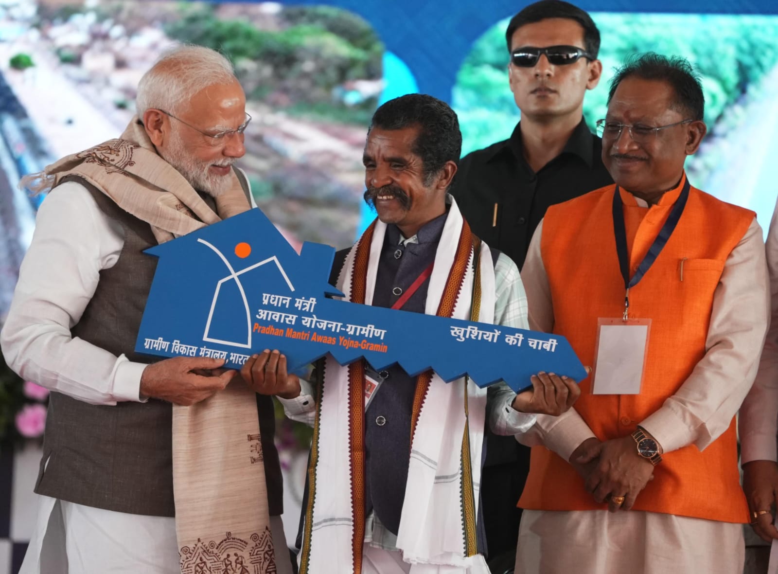 “पक्का मकान बन गया है?” – प्रधानमंत्री श्री नरेंद्र मोदी के सवाल पर मुस्कराए दल्लु राम बैगा, कहा – “हां, बन गया है” “पक्का मकान बन गया है?” – प्रधानमंत्री श्री नरेंद्र मोदी के सवाल पर मुस्कराए दल्लु राम बैगा, कहा – “हां, बन गया है”