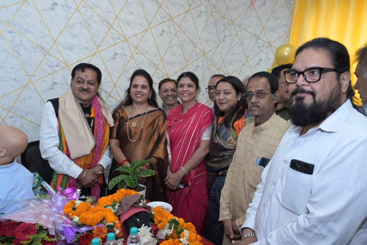 रायपुर निगम के नवनियुक्त एमआईसी सदस्य अमर गिदवानी ने गुरू माँ का शुभाशीष लेकर संभाला पदभार रायपुर निगम के नवनियुक्त एमआईसी सदस्य अमर गिदवानी ने गुरू माँ का शुभाशीष लेकर संभाला पदभार