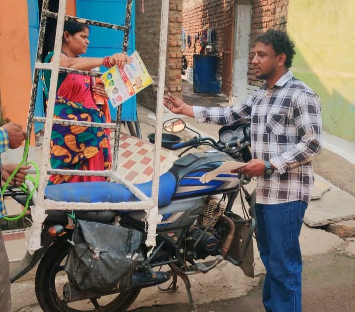 जनजागृति और जागरूकता के लिए द्वार-द्वार जगा रहे स्वच्छता की अलख जनजागृति और जागरूकता के लिए द्वार-द्वार जगा रहे स्वच्छता की अलख