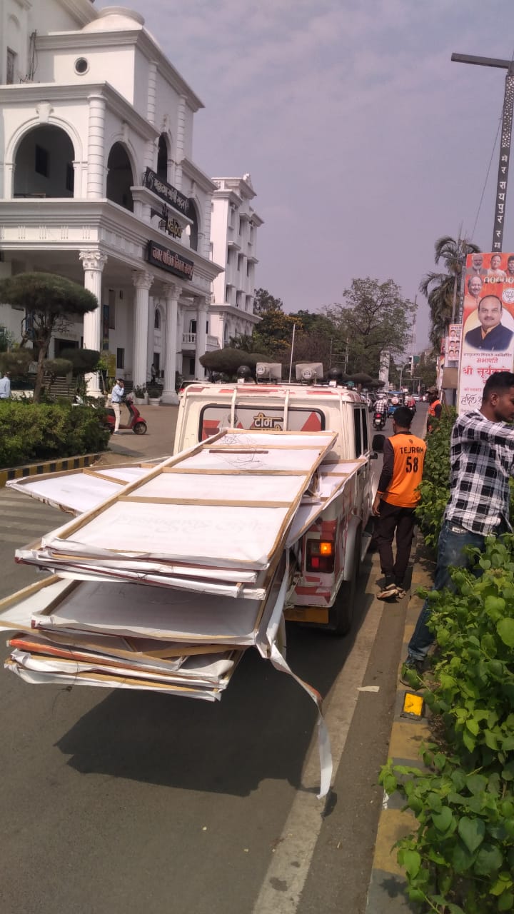 सभापति सूर्यकान्त का फोटो बैनर - पोस्टर निगम मुख्यालय के सामने पोल्स में लगा था, स्वतः संज्ञान में लेकर अपना बैनर - पोस्टर हटवाया सभापति सूर्यकान्त का फोटो बैनर - पोस्टर निगम मुख्यालय के सामने पोल्स में लगा था, स्वतः संज्ञान में लेकर अपना बैनर - पोस्टर हटवाया