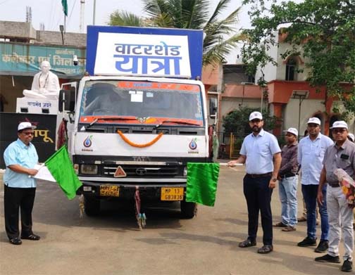 कलेक्टर श्री लंगेह ने वाटरशेड रथ को हरी झंडी दिखाकर किया रवाना कलेक्टर श्री लंगेह ने वाटरशेड रथ को हरी झंडी दिखाकर किया रवाना