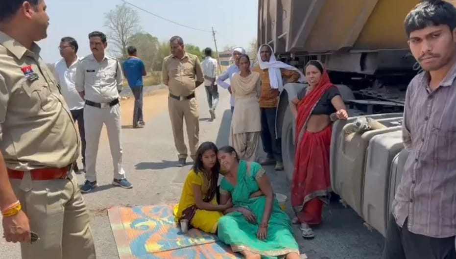 ट्रेलर की चपेट में आने से बाइक चालक की मौत, परिजनों एवं ग्रामीणों ने किया चक्काजाम ट्रेलर की चपेट में आने से बाइक चालक की मौत, परिजनों एवं ग्रामीणों ने किया चक्काजाम