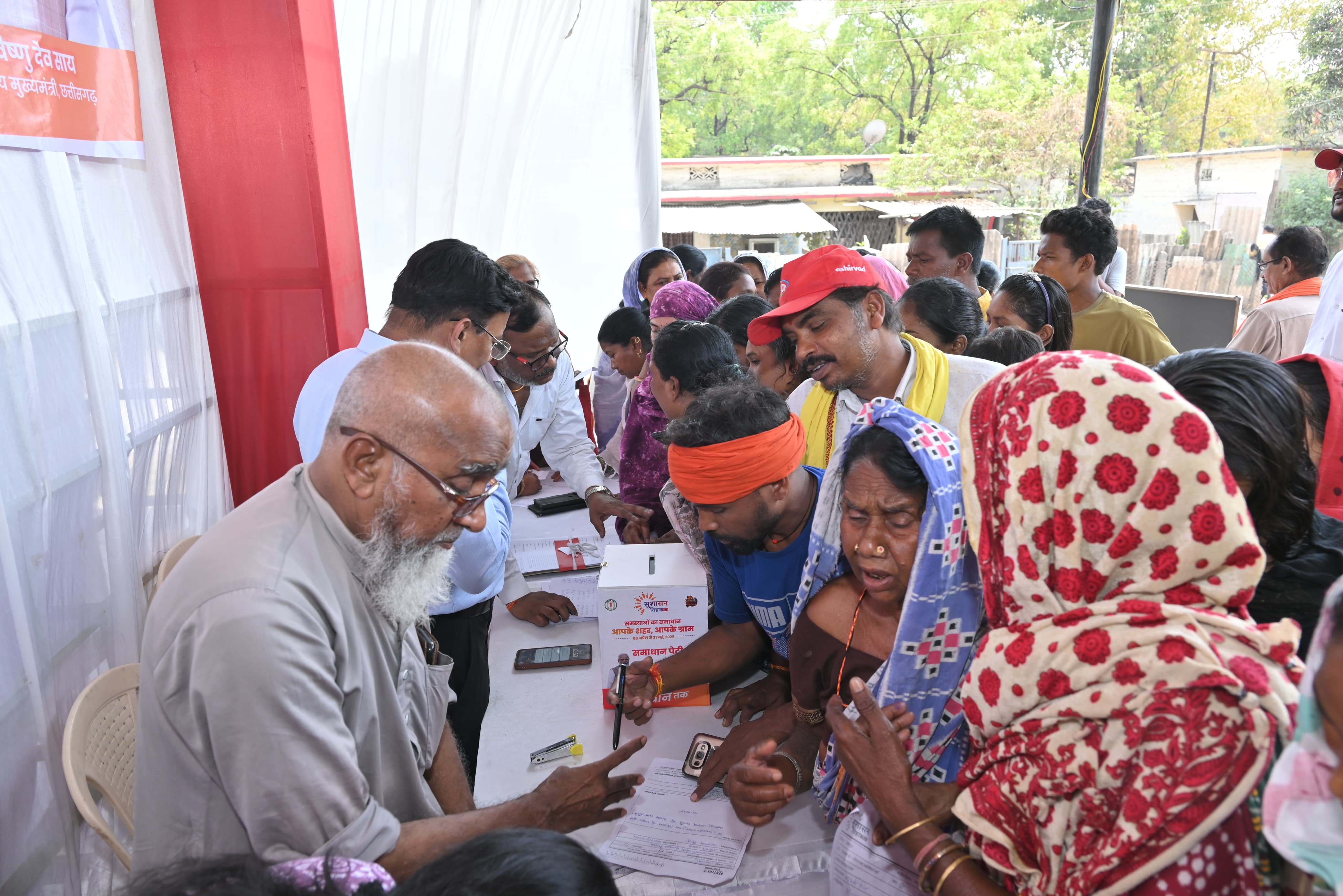 सुशासन तिहार 2025 :-पहले दिन 70 वार्डों में आमजनों ने दिए 1779 आवेदन, इनमें 1373 मांगें, 406 शिकायतें सुशासन तिहार 2025 :-पहले दिन 70 वार्डों में आमजनों ने दिए 1779 आवेदन, इनमें 1373 मांगें, 406 शिकायतें