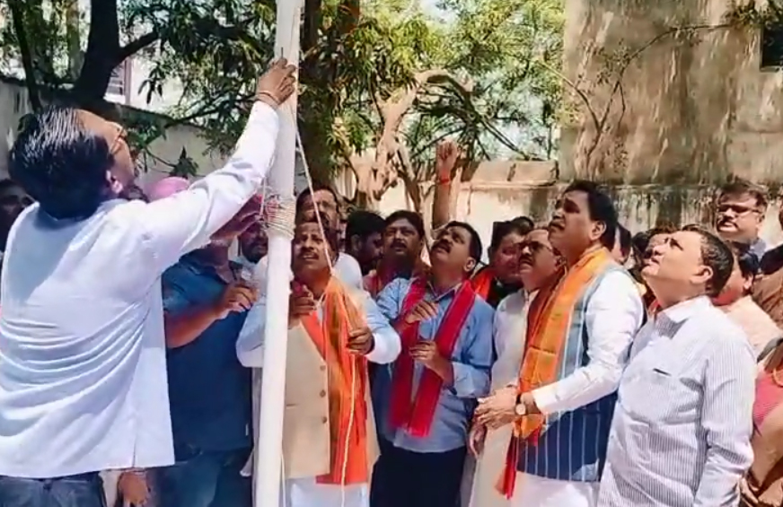 भाजप स्थापना दिवस पर रायपुर जिला र्कायालय में फहराया गया झंडा भाजप स्थापना दिवस पर रायपुर जिला र्कायालय में फहराया गया झंडा