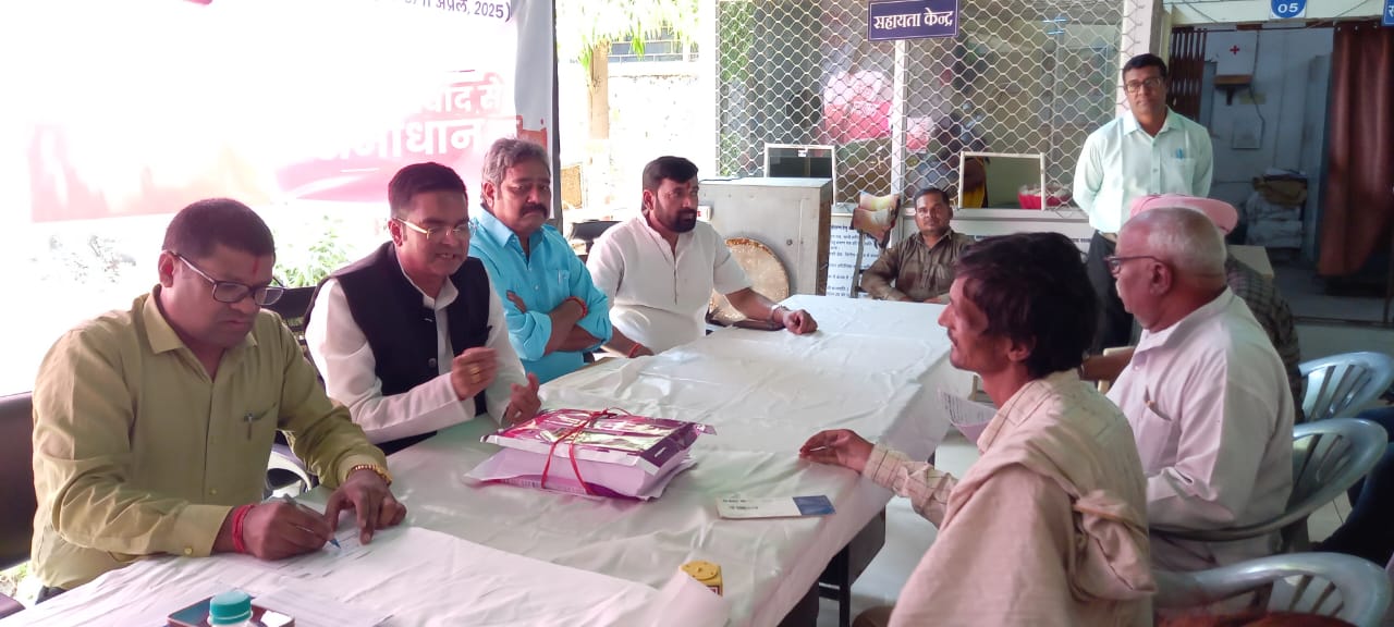 सुशासन तिहार पर विधायक, महापौर एवं आयुक्त ने स्वयं बैठकर आवेदन प्राप्त किए सुशासन तिहार पर विधायक, महापौर एवं आयुक्त ने स्वयं बैठकर आवेदन प्राप्त किए