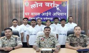 आठ नक्सलियों ने समर्पण किया, दो गिरफ्तार आठ नक्सलियों ने समर्पण किया, दो गिरफ्तार