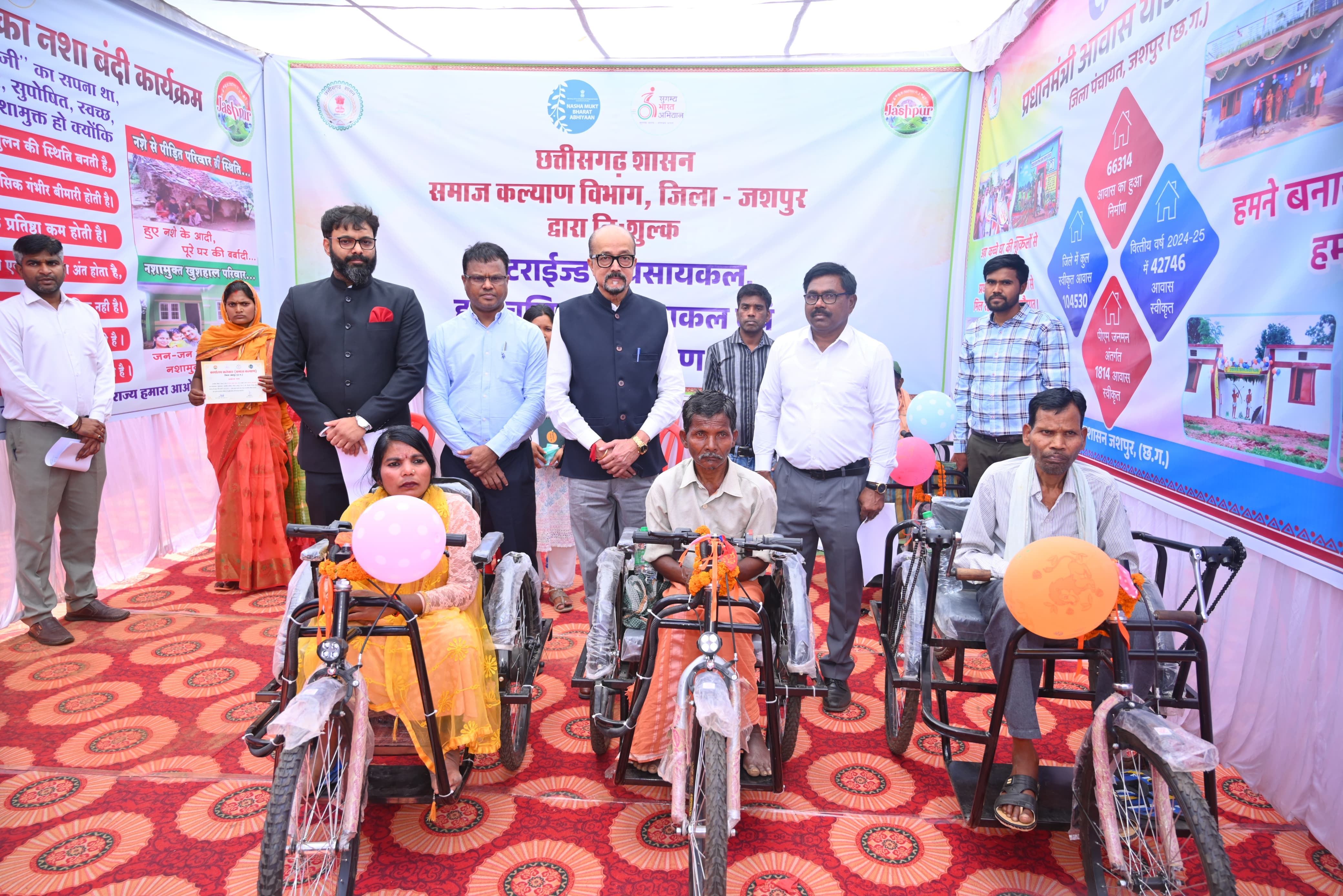 राज्यपाल रमेन डेका ने हितग्राहियों को किया समाग्रियों को वितरण राज्यपाल रमेन डेका ने हितग्राहियों को किया समाग्रियों को वितरण