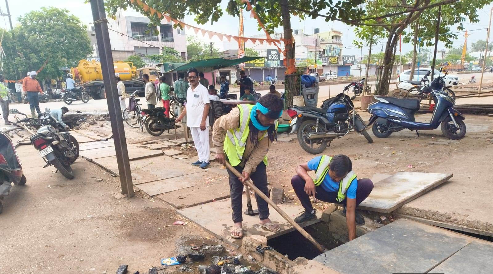 भिलाई में जलभराव से निपटने निगम अमला हुआ सक्रिय भिलाई में जलभराव से निपटने निगम अमला हुआ सक्रिय