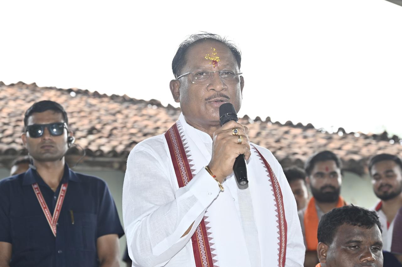 मुख्यमंत्री की चौपाल: कांकेर जिले के मांदरी गांव में उतरा मुख्यमंत्री का उड़नखटोला मुख्यमंत्री की चौपाल: कांकेर जिले के मांदरी गांव में उतरा मुख्यमंत्री का उड़नखटोला