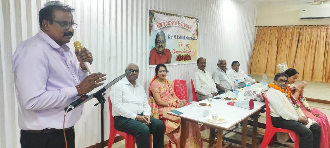 बीएसपी से सेवानिवृत्त पद्मकिशोर का आंध्र समाज ने किया सम्मान बीएसपी से सेवानिवृत्त पद्मकिशोर का आंध्र समाज ने किया सम्मान