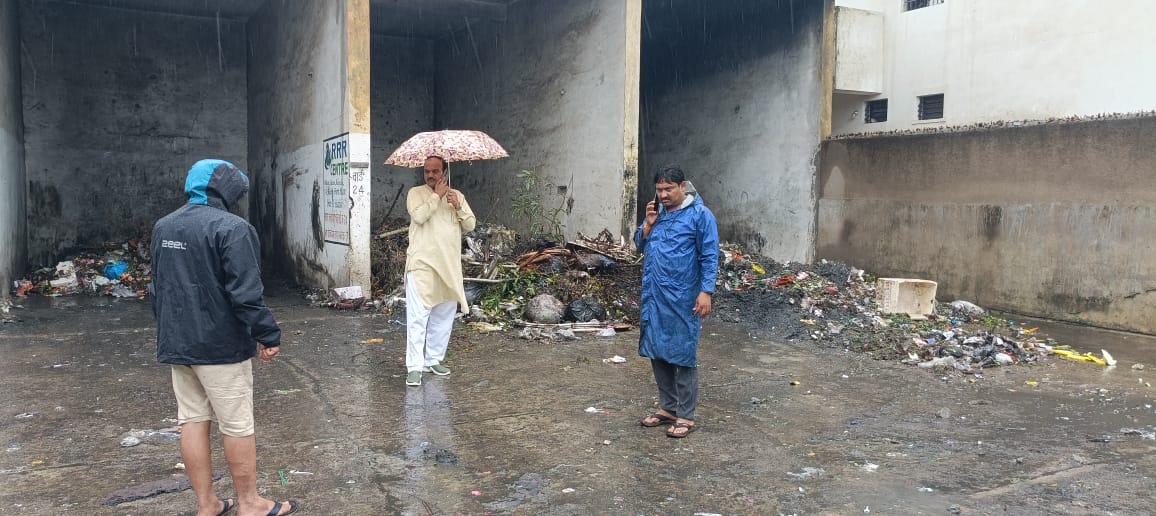 सभापति सूर्यकान्त, जोन 8 अध्यक्ष प्रीतम सिंह ठाकुर सहित कोटा बैकुंठधाम के सामने वृद्धाश्रम के पास पहुंचे, डाले जा रहे कचरे और बदबू को देखकर निगम आयुक्त से चर्चा कर कोटा वृद्धाश्रम के पास और श्री हनुमान मन्दिर के सामने कचरा डालना तत्काल बन्द करवाने कहा सभापति सूर्यकान्त, जोन 8 अध्यक्ष प्रीतम सिंह ठाकुर सहित कोटा बैकुंठधाम के सामने वृद्धाश्रम के पास पहुंचे, डाले जा रहे कचरे और बदबू को देखकर निगम आयुक्त से चर्चा कर कोटा वृद्धाश्रम के पास और श्री हनुमान मन्दिर के सामने कचरा डालना तत्काल बन्द करवाने कहा