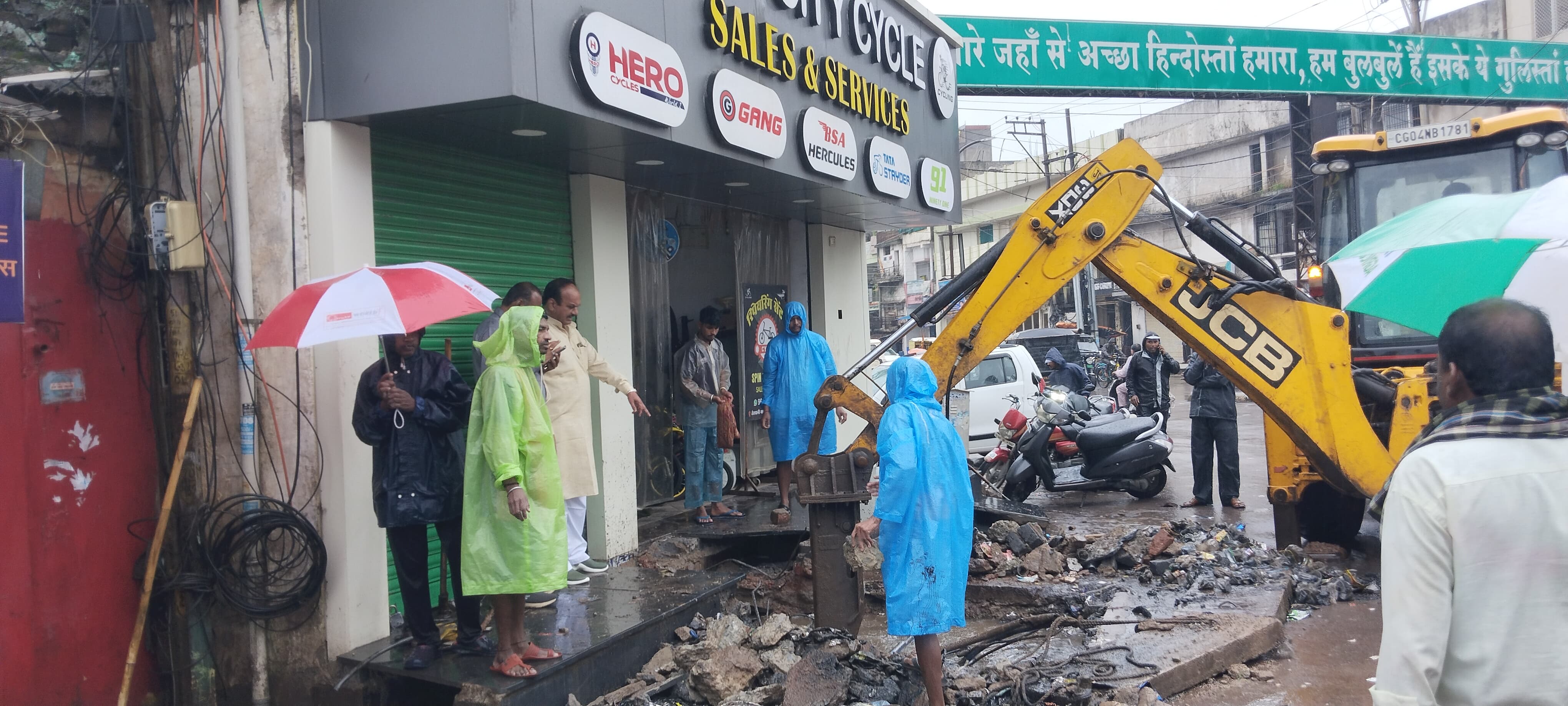 सफाई के दैनिक निरीक्षण पर निकले सभापति सूर्यकान्त राठौड़ ने तत्काल पाटे और चेम्बर तुड़वाकर सफाई करवाकर जल भराव की समस्या दूर करवाई सफाई के दैनिक निरीक्षण पर निकले सभापति सूर्यकान्त राठौड़ ने तत्काल पाटे और चेम्बर तुड़वाकर सफाई करवाकर जल भराव की समस्या दूर करवाई