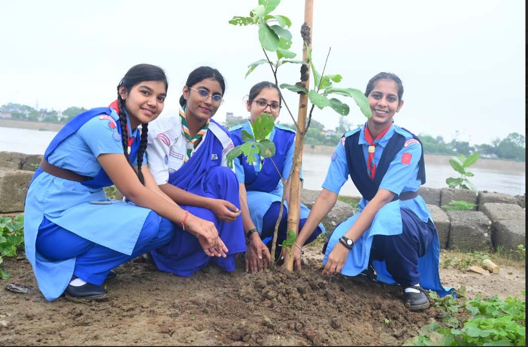 अरपा तीरे पेड़ लगाना पुनीत कार्य - डॉ सोमनाथ यादव अरपा तीरे पेड़ लगाना पुनीत कार्य - डॉ सोमनाथ यादव