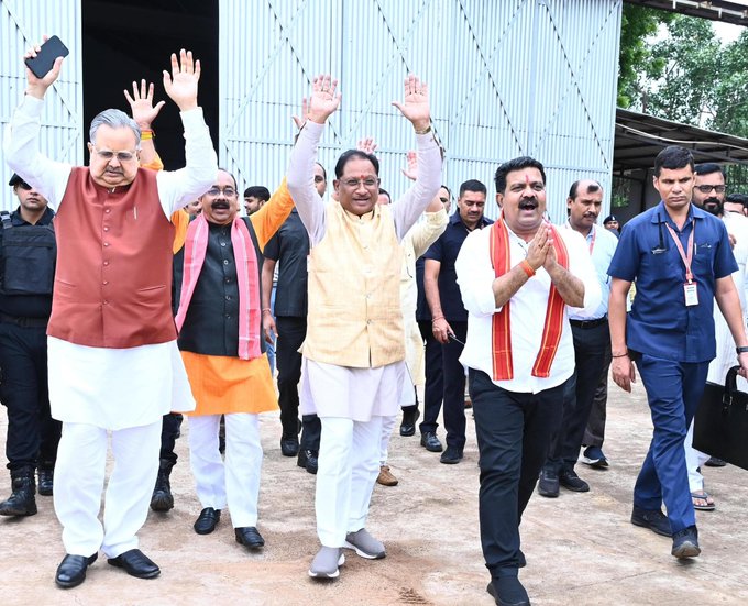 मुख्यमंत्री कांवड़ियों पर पुष्प वर्षा हेतु कवर्धा के लिए रवाना मुख्यमंत्री कांवड़ियों पर पुष्प वर्षा हेतु कवर्धा के लिए रवाना