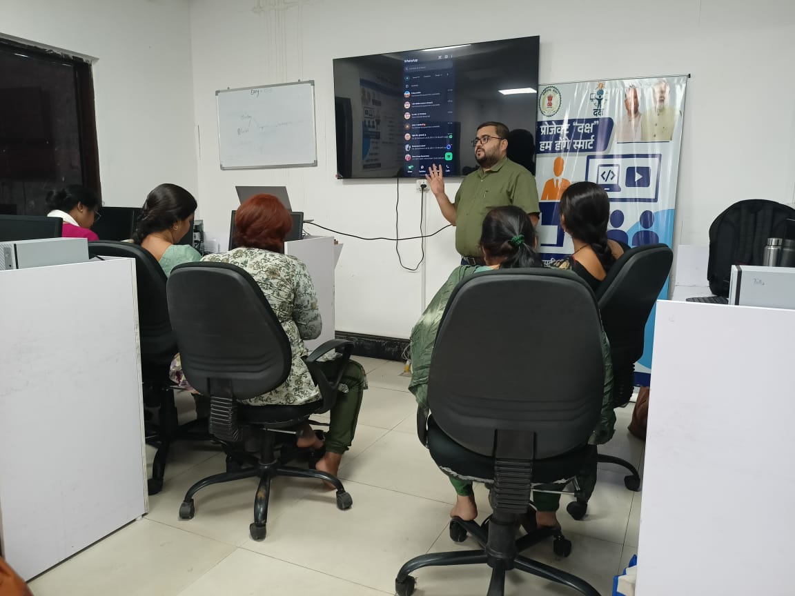 डिजिटल दक्षता की दिशा में महिला सुपरवाइजरों को तकनीकी प्रशिक्षण डिजिटल दक्षता की दिशा में महिला सुपरवाइजरों को तकनीकी प्रशिक्षण