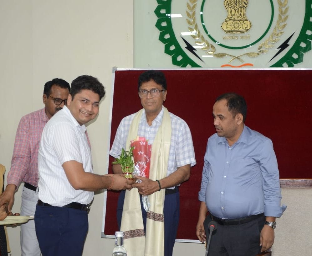 39 वर्षों की निष्ठापूर्ण सेवा के बाद सेवानिवृत्त हुए डॉ. शर्मा, कलेक्टर ने किया सम्मानित 39 वर्षों की निष्ठापूर्ण सेवा के बाद सेवानिवृत्त हुए डॉ. शर्मा, कलेक्टर ने किया सम्मानित