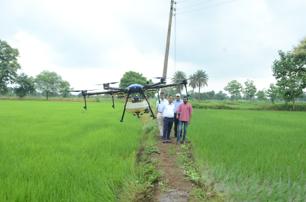 कलेक्टर डॉ. गौरव सिंह ने ड्रोन तकनीक से नैनो डीएपी छिड़काव का लिया जायजा कलेक्टर डॉ. गौरव सिंह ने ड्रोन तकनीक से नैनो डीएपी छिड़काव का लिया जायजा