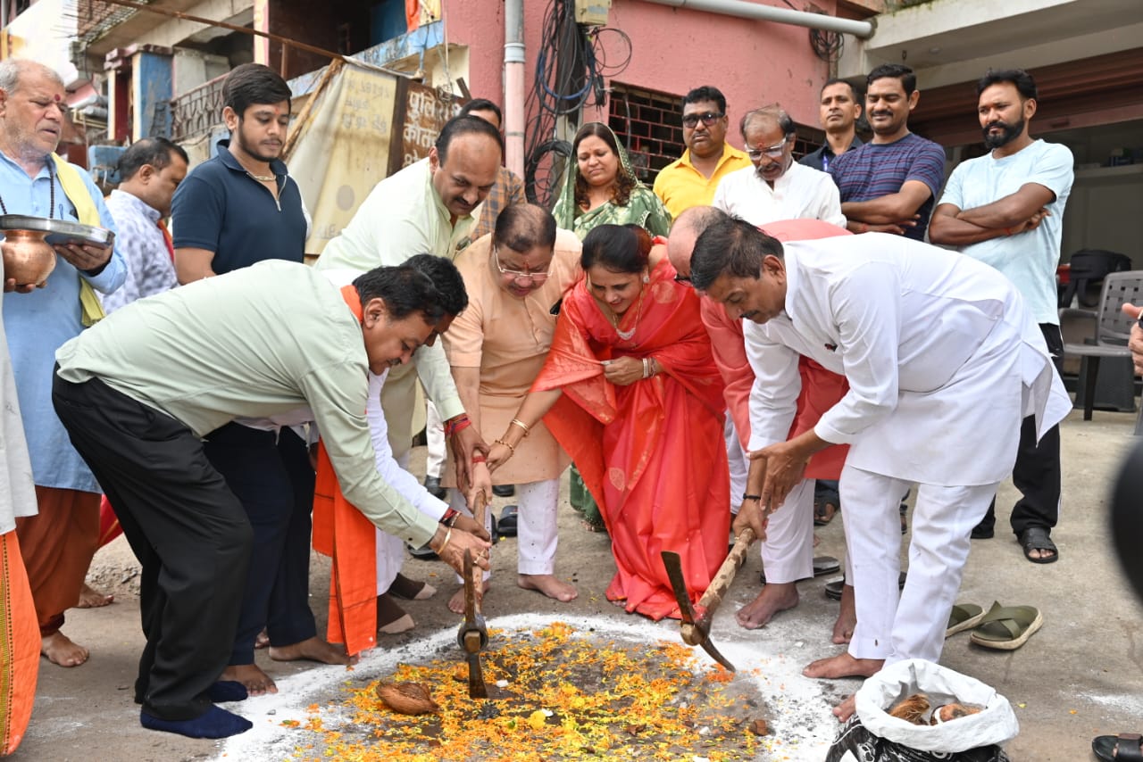 काली माता मंदिर के सामने जल भराव की समस्या को दूर करने निगम बनाएगा नई नाली काली माता मंदिर के सामने जल भराव की समस्या को दूर करने निगम बनाएगा नई नाली
