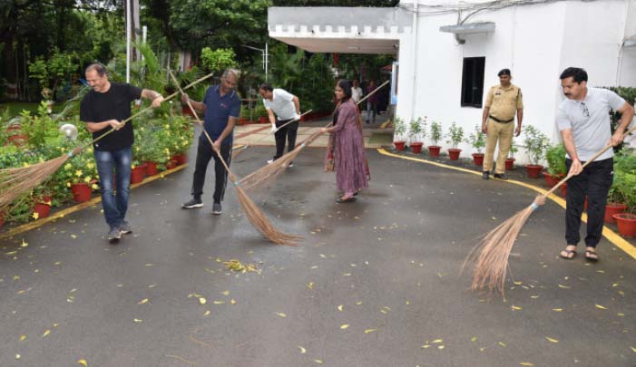 राजभवन परिसर में अधिकारियों-कर्मचारियों ने की साफ-सफाई राजभवन परिसर में अधिकारियों-कर्मचारियों ने की साफ-सफाई